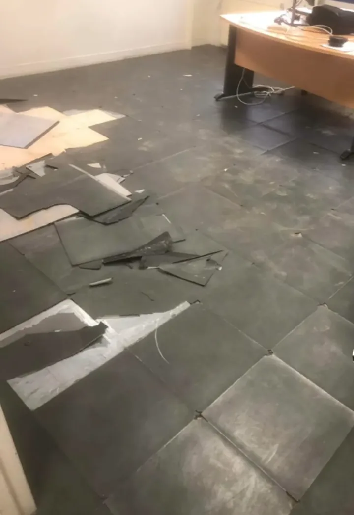 Bureau avant travaux : anciennes dalles de sol descellées et cassées, en cours de dépose