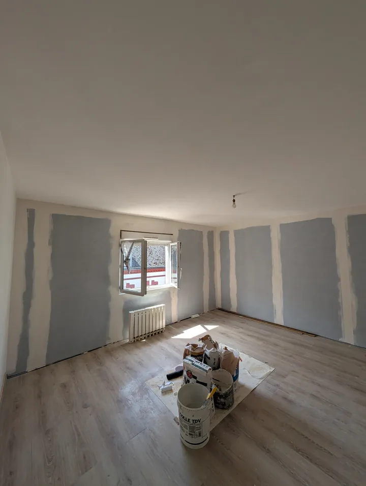 Murs en cours de préparation : bandes de placo enduites et reprises d'enduit avant ponçage
