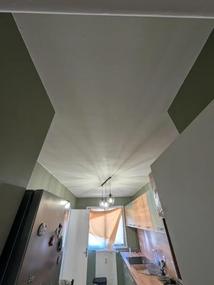 Cuisine repeinte en vert olive avec plafond blanc