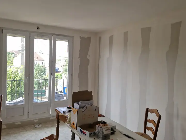Séjour dont les murs sont repris à l'enduit de lissage avant peinture
