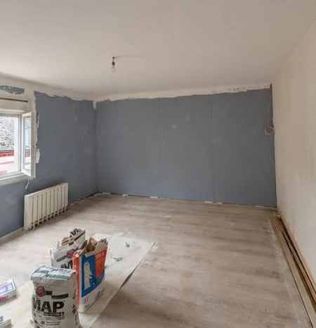 Mur doublé avec des panneaux d'isolation intérieure avant la finition