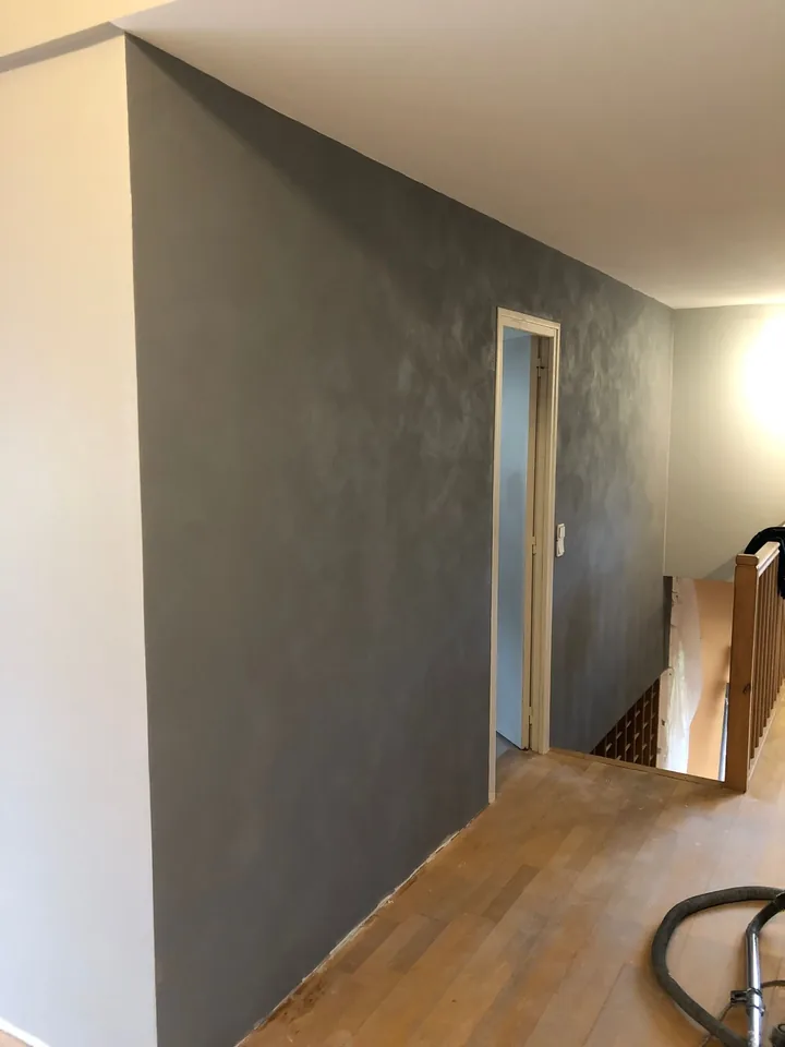 Mur décoratif en peinture sablée réalisé à Évreux